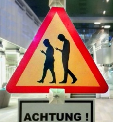 Smombie, le nouveau danger qui terrifie les motards (c) WIkimedia Commons User Atlasowa