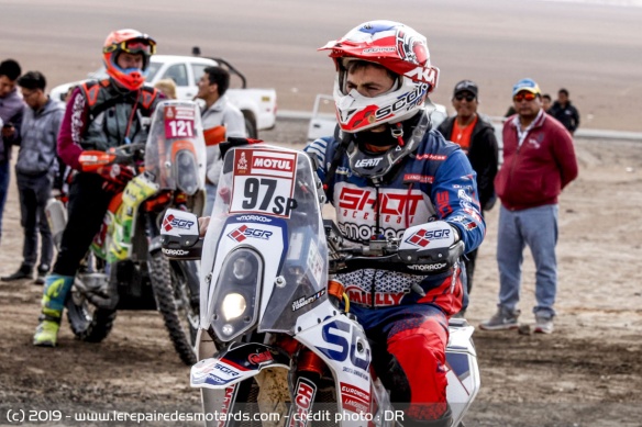 Toniutti au départ d'une étape sur le Dakar