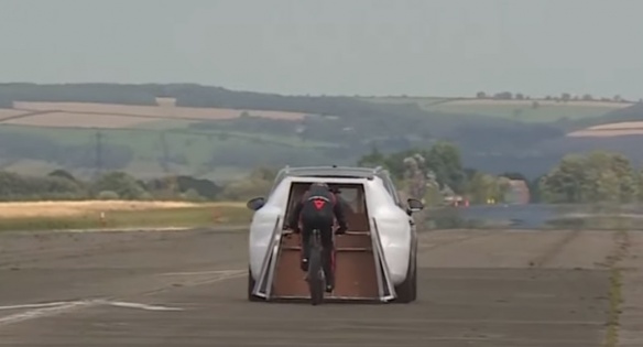 Le vélo protégé aérodynamiquement derrière l'auto (c) photo : Euronews
