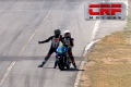 Une improbable bagarre pleine course moto