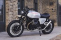 Une Guzzi V7 transformée oeuvre art