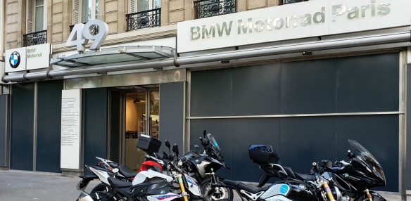 Concession BMW à Paris avec les vitres cassées protéges