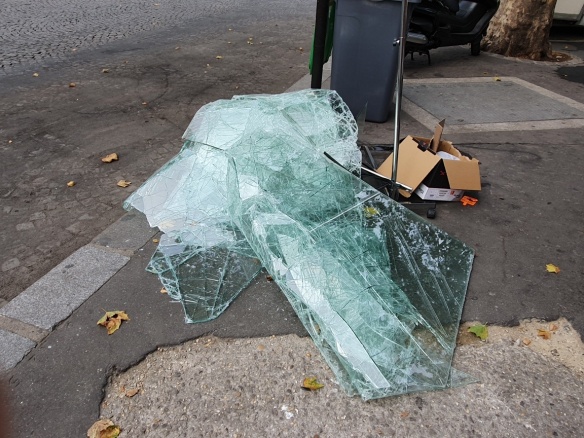 Vitrines brisée sur l'avenue de la Grande Armée