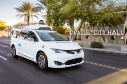 La voiture autonome obéit à la police - Crédit photo : Waymo