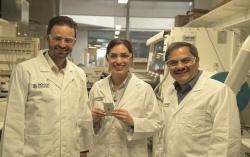 Pr. Matthew Hill, Dr Mahdokht Shaibani et Pr Mainak Majumder avec leur batterie Lithium soufre - Crédit photo : Monash University
