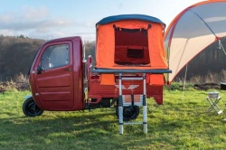 Un camping-car électrique à trois roues