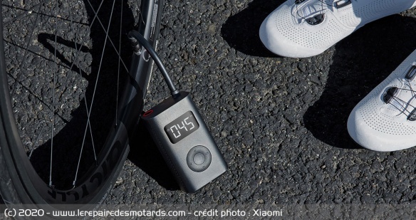 Le Mi Portable Electric Air Pump s'adapte aux motos, vélos et autos Le Mi Portable Electric Air Pump s'adapte aux motos, vélos et autos