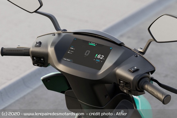L'Ather 450X est totalement connecté L'Ather 450X est totalement connecté