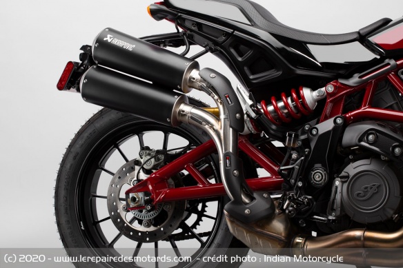Le double échappement Akrapovic