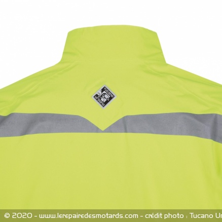 Besoin d'un gilet jaune ? Le Set Diluvio peut être utilisé de cette façon