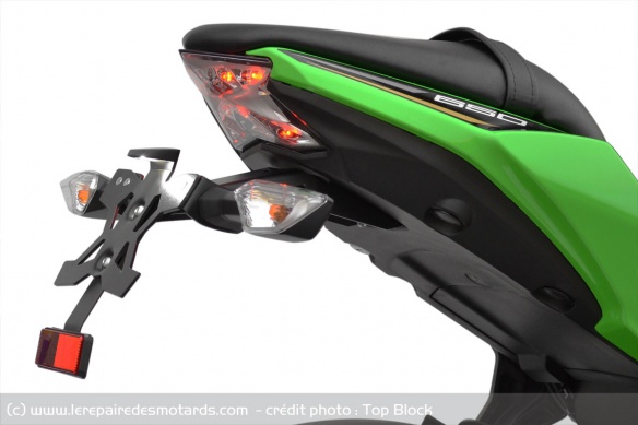 Le support de plaque Top Block pour Ninja 650 Le support de plaque Top Block pour Ninja 650