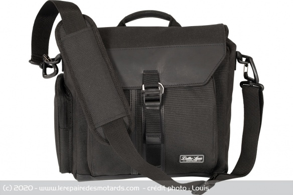 La bandoulière permet de transporter la sacoche comme un sac La bandoulière permet de transporter la sacoche comme un sac