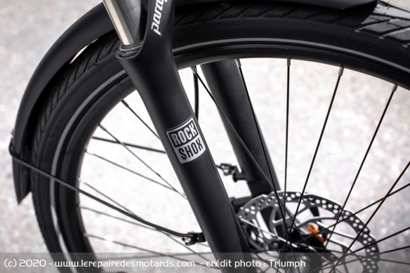 La suspension avant est assurée par un fourche RockShoxParagon Silver TK
