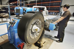 Rechapage d'un pneu poids lourds Bandag - Crédit photo : Bridgestone