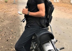 8 mois de prison pour ne pas avoir mis ses gants à moto (c) photo : Sushant Singh