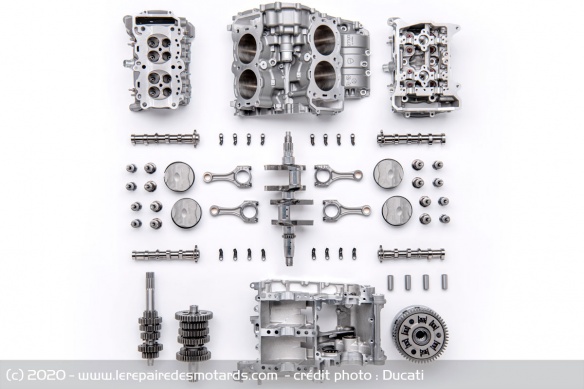 Le V4 se montre plus léger et plus compact que l'actuel V2 Testastretta