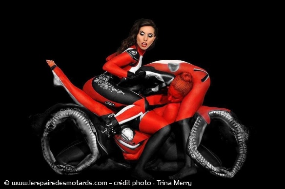 Une Ducati avec cinq corps de femmes peints