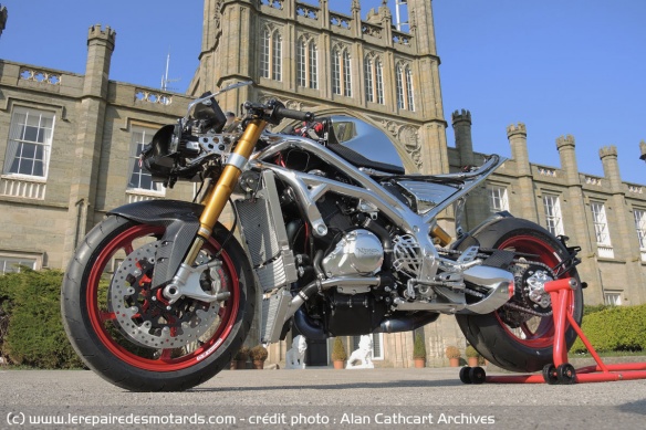La Norton V4 SS devant Donington Hall