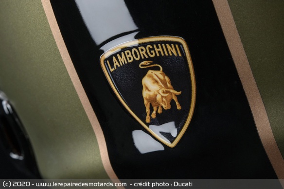 Le logo Lamborghini sur le casque jet