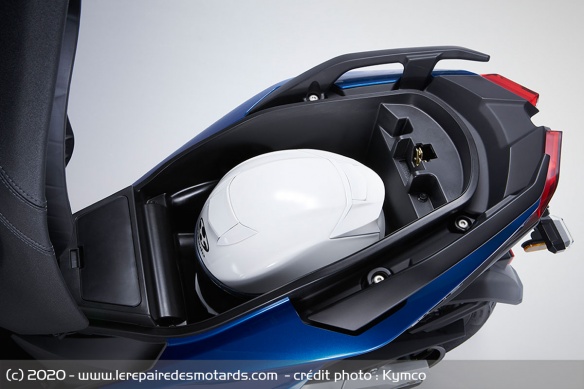 Le tout petit coffre permet de loger un casque