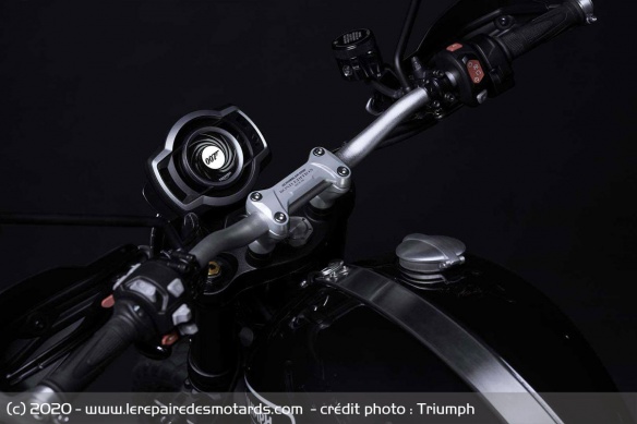 Compteur et plaque numérotée de la Triumph Scrambler Bond Edition