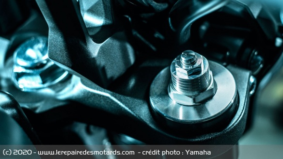 La fourche inversée KYB est entièrement réglable