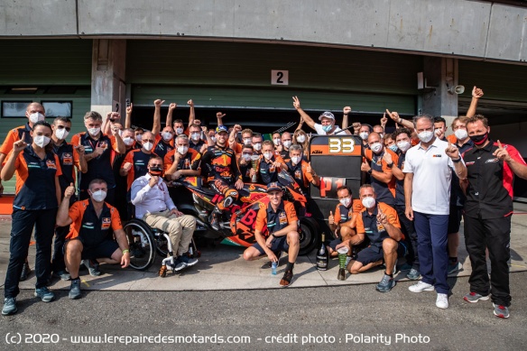 Le team KTM lors du premier succès de Brad Binder sur la RC16 Le team KTM lors du premier succès de Brad Binder sur la RC16