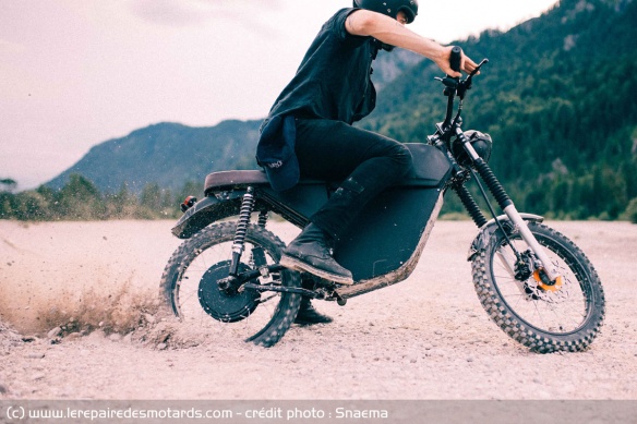 Black Tea : le cyclo scrambler électrique Black Tea : le cyclo scrambler électrique