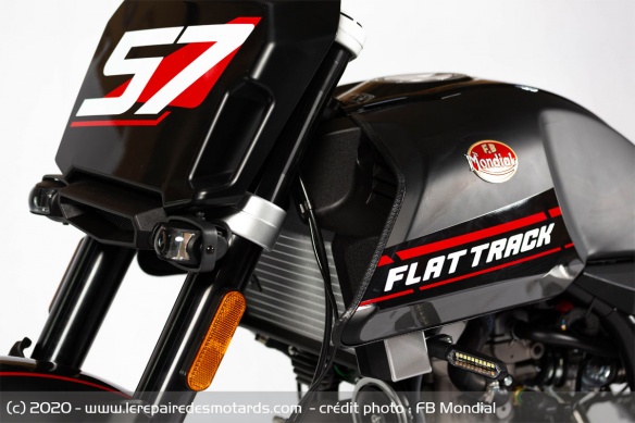La Flat Track dissimule bien ses phares à LED La Flat Track dissimule bien ses phares à LED