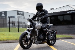 La Trident en essai devant le siège de Triumph