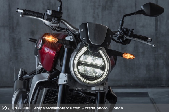 Phare avant de la Honda CB 1000 R