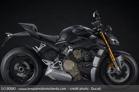 Seule la Streetfighter V4 S bénéficie du nouveau coloris Dark Stealth Seule la Streetfighter V4 S bénéficie du nouveau coloris Dark Stealth