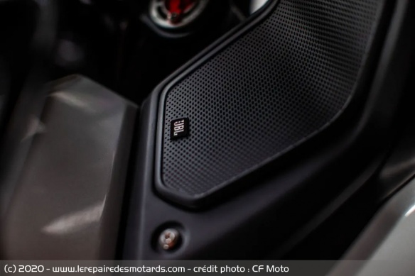 La sono a été confiée à JBL La sono a été confiée à JBL