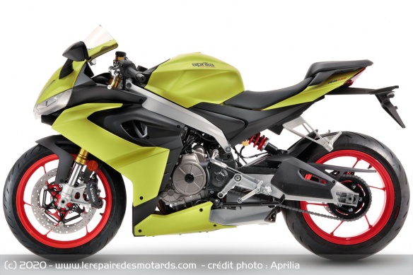 La RS 660 affiche un empattement de 1.370 mm et un poids pleins faits de 183 kg La RS 660 affiche un empattement de 1.370 mm et un poids pleins faits de 183 kg