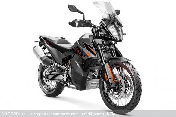 La 890 Adventure arbore un profil plus routier que la R
