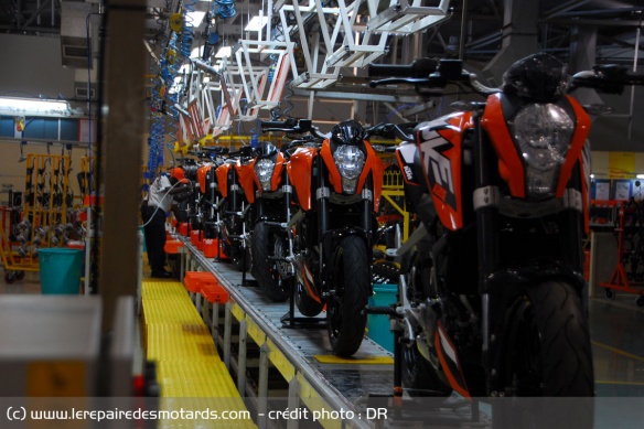 La ligne de production Bajaj de Pune où sont actuellement produites les 125, 200 et 390 La ligne de production Bajaj de Pune où sont actuellement produites les 125, 200 et 390