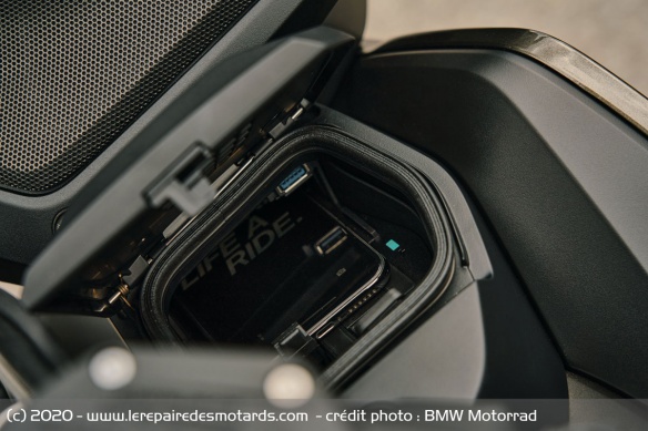 On retrouve un vide-poches pour charger son téléphone en le gardant connecté à la moto