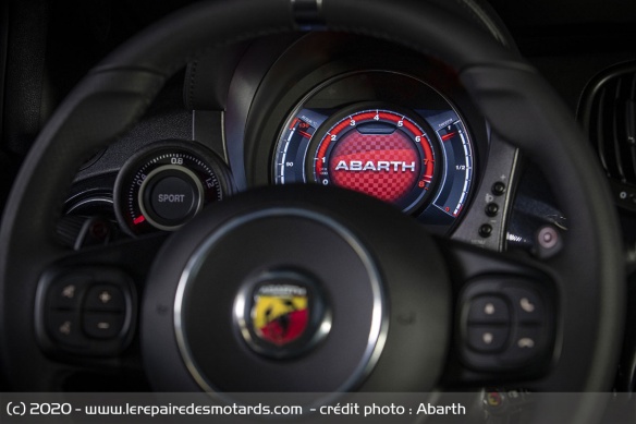 Tableau de bord de l'Abarth 695 Monster Energy Yamaha