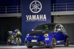 La Yamaha YZR-M1 de Rossi et l'Abarth 595 Monster Energy Yamaha