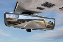 Un rétroviseur vidéo hybride chez Aston Martin - Crédit photo : Gentex Corporation
