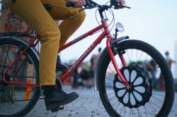 Une roue pour électrifier son vélo - Crédit photo : Teebike