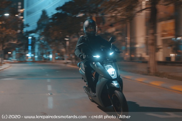 Le 450X dispose d'une vitesse de pointe de 80 km/h Le 450X dispose d'une vitesse de pointe de 80 km/h