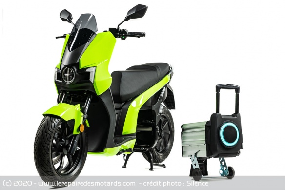 La batterie amovible est montée sur roulettes pour faciliter son transport La batterie amovible est montée sur roulettes pour faciliter son transport