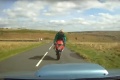 Accident vidéo motard projeté à 30 mètres