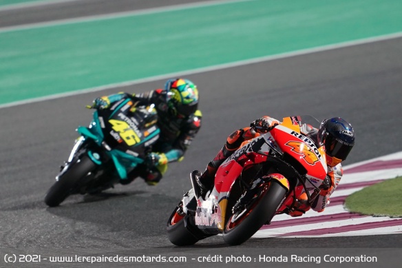Pol Espargaro découvre la RC213V devant Valentino Rossi sous ses nouvelles couleurs