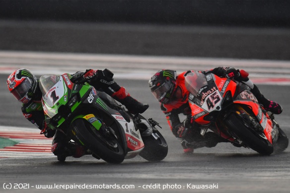 Rea résiste à Redding sous la pluie pour réaliser le doublé Rea résiste à Redding sous la pluie pour réaliser le doublé