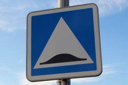 Les dos d'âne, nouvelle arme du trafic de stupéfiants - Crédit photo : Chabe01/CC BY-SA 4.0