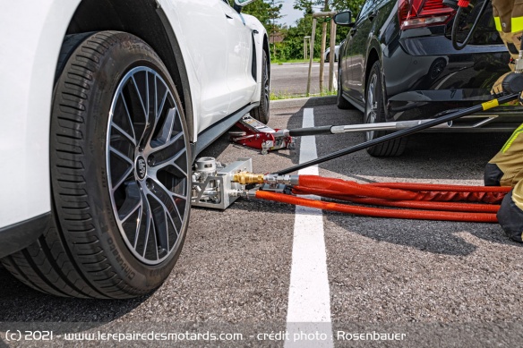 La pression exercée est suffisante pour perforer le pack batterie et noyer les cellules La pression exercée est suffisante pour perforer le pack batterie et noyer les cellules