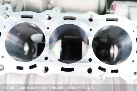 Le moteur revendique un taux de compression de 13.5:1 Le moteur revendique un taux de compression de 13.5:1