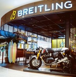Triumph se lie à Breitling